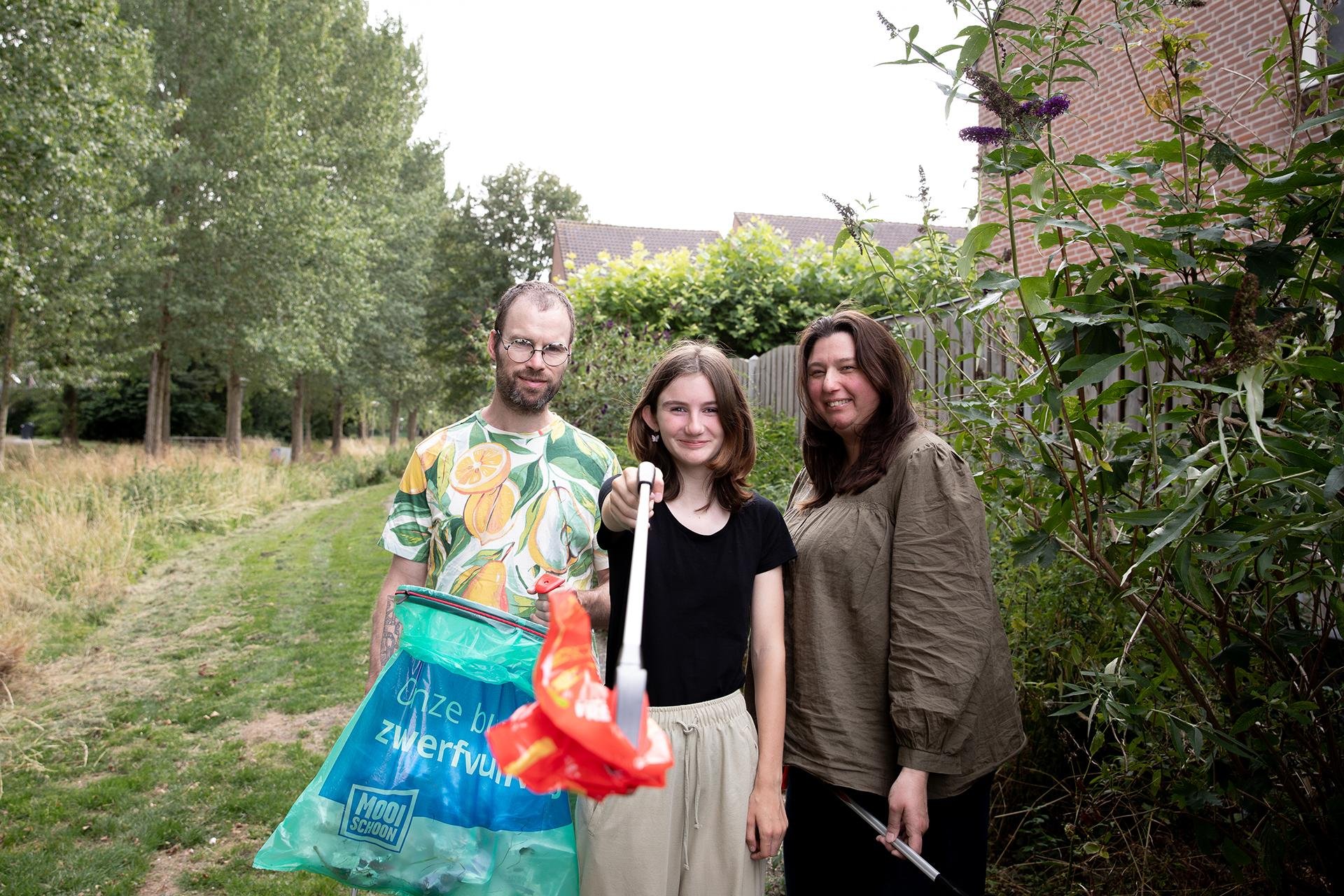 De familie Cop haalt zwerfafval uit de natuur